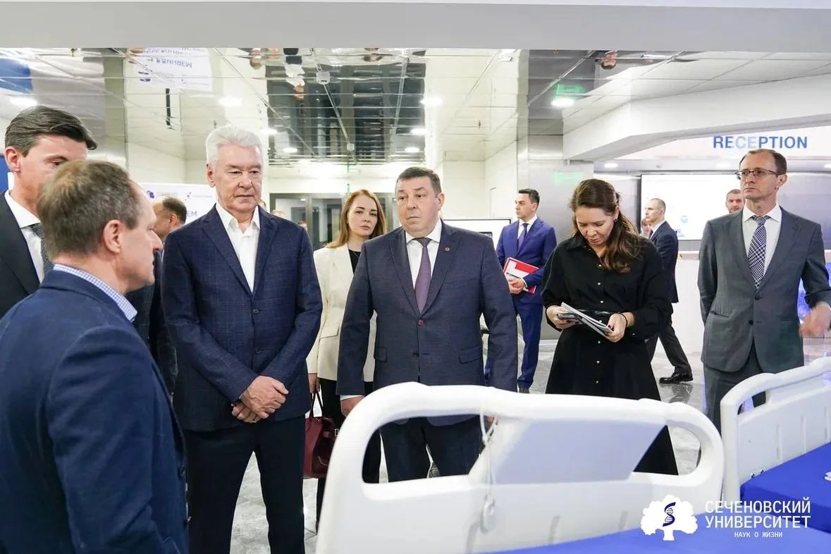 Мэр Москвы Сергей Собянин во время осмотра экспозиции отечественных разработчиков медицинской техники